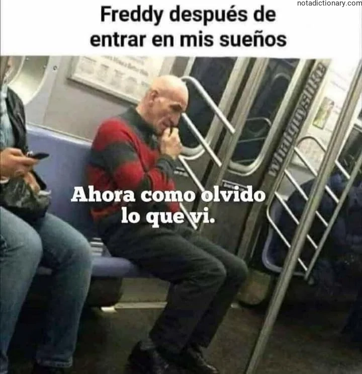 A meme showing a man on a subway looking confused with the text Freddy después de entrar en mis sueños Ahora como olvido lo que vi representing the Spanish phrase to forget something seen in a dream