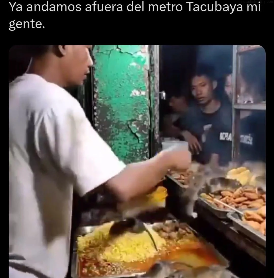 A street food vendor serving rice to a customer outside the Tacubaya metro station while speaking the phrase 'Ya andamos afuera del metro Tacubaya mi gente' to teach location vocabulary.