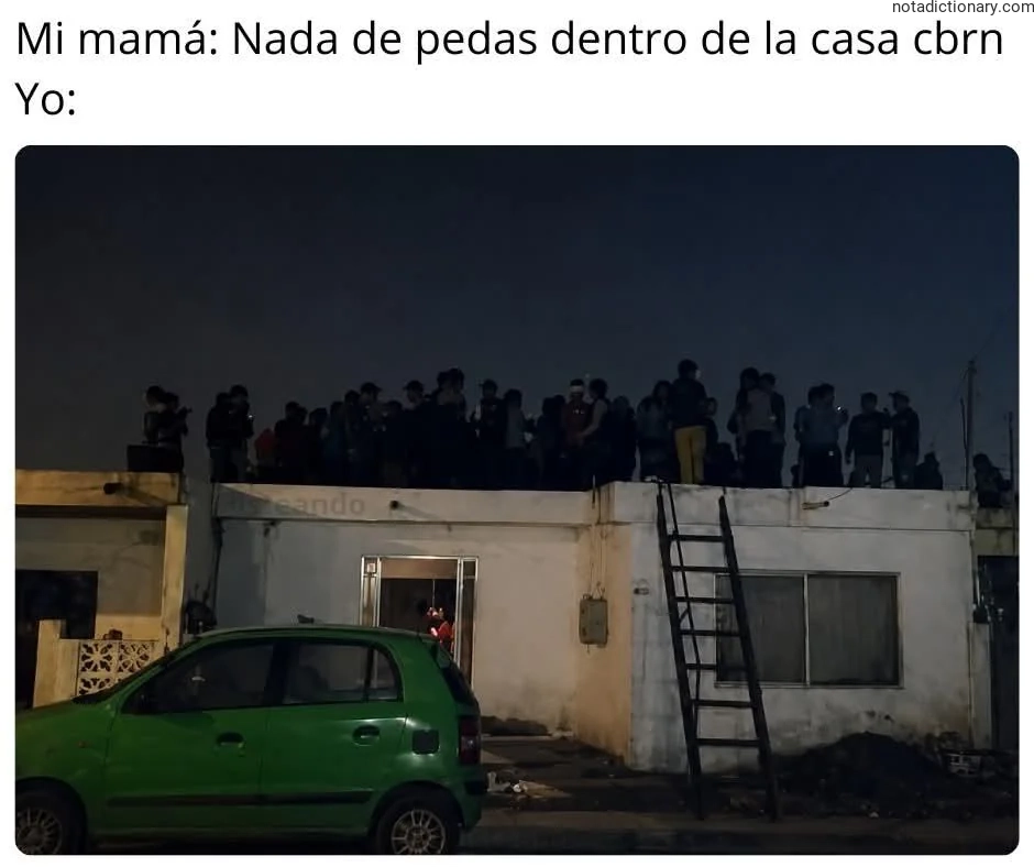 A meme showing a house at night with people on the roof, representing the Spanish phrase 'Nada de pedas dentro de la casa' when speaking about partying rules.